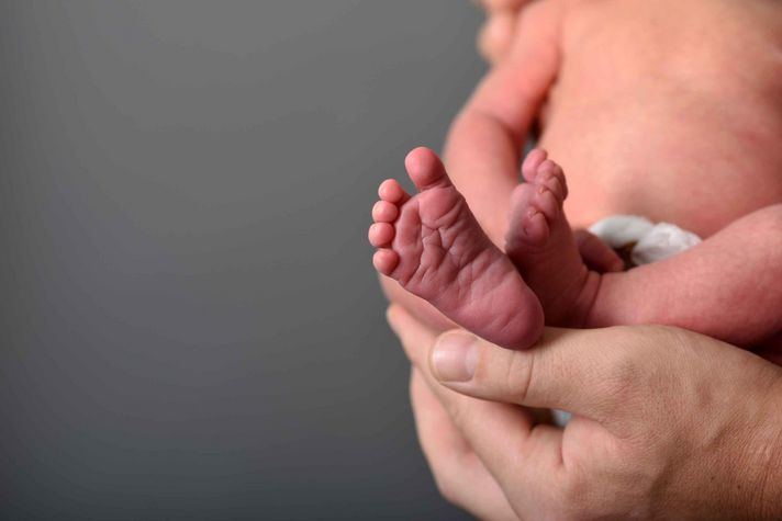 Baby in den Händen seines Vaters im Klinikum Saarbrücken