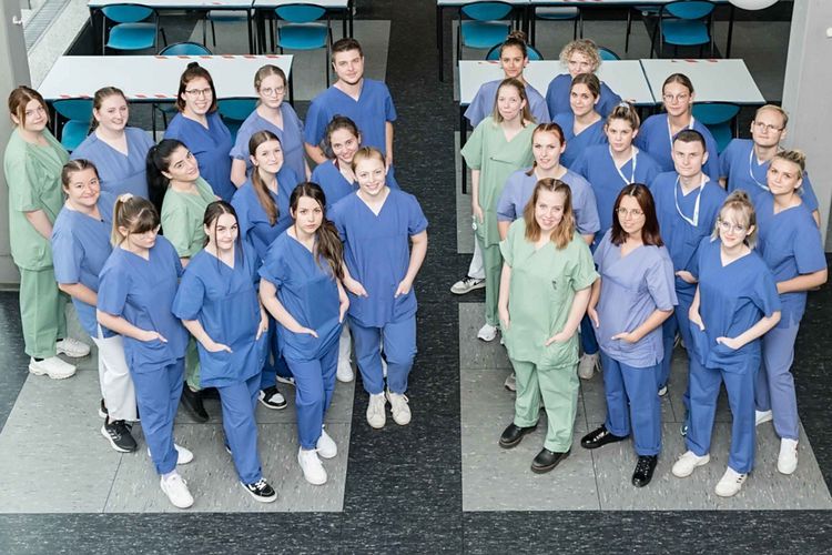 Gruppenfoto: Auszubildende in Pflegeberufen im Klinikum Saarbrücken