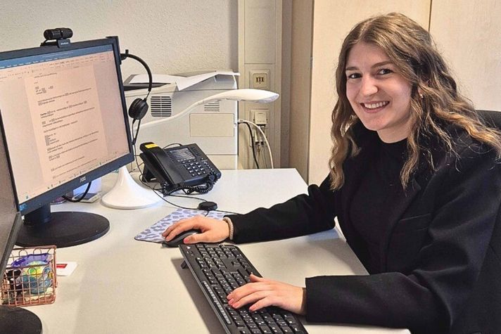 Die Personalsachbearbeiterin Giulia Palermo am Schreibtisch wie sie am PC arbeitet