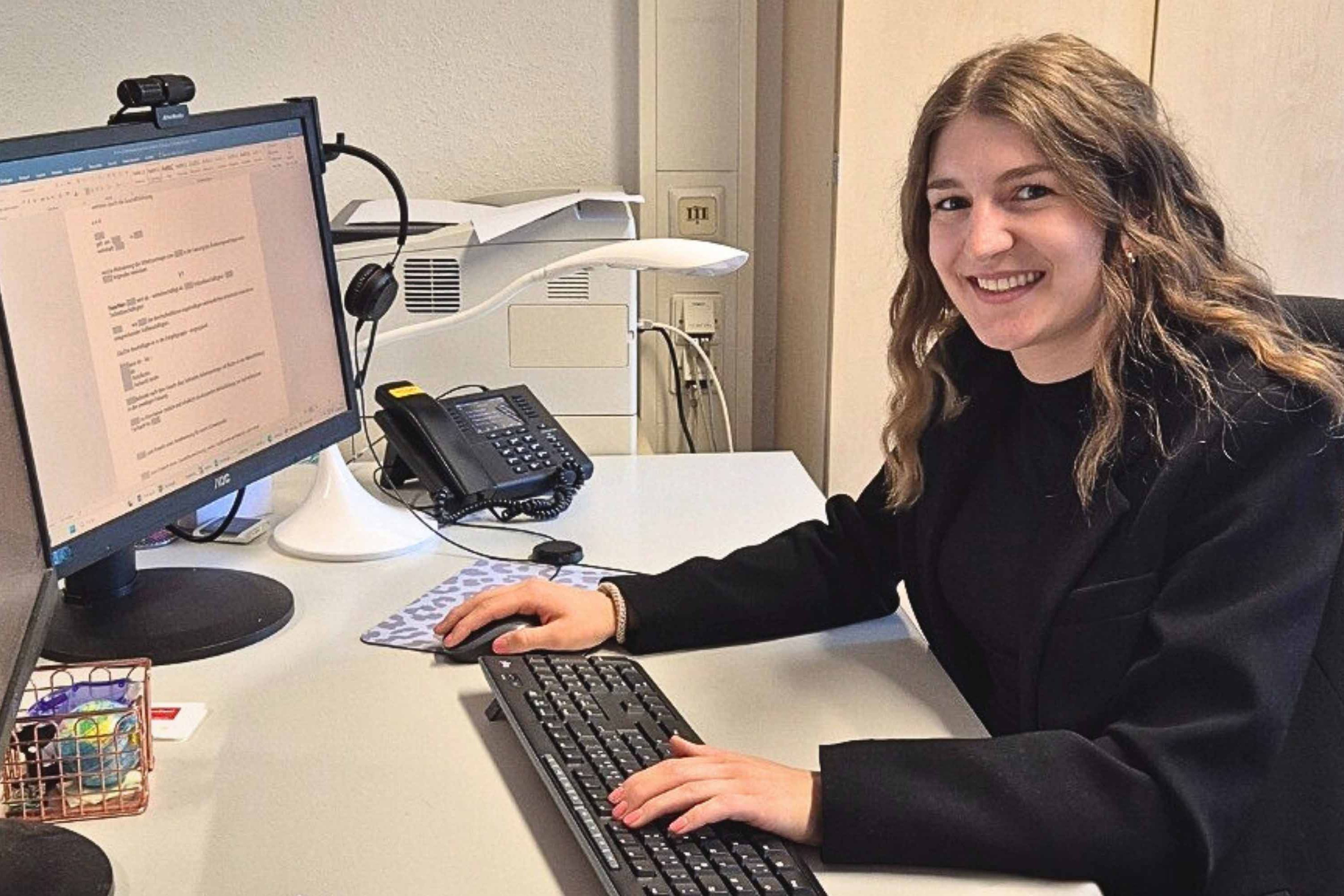 Die Personalsachbearbeiterin Giulia Palermo am Schreibtisch wie sie am PC arbeitet