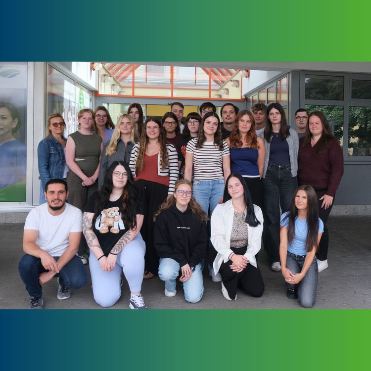 Gruppe von Auszubildenden der Ausbildung zurPflegefachfrau bzw. zum Pflegefachmann mit integrierter Fachweiterbildung in Intensivpflege & Anästhesie 