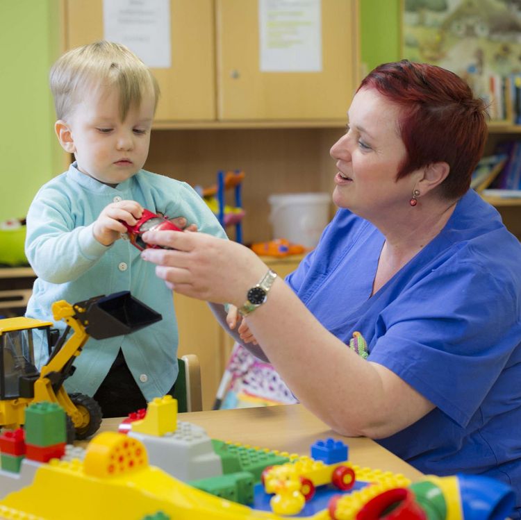 Pflegerin spielt im Klinikum Saarbrücken mit Kind