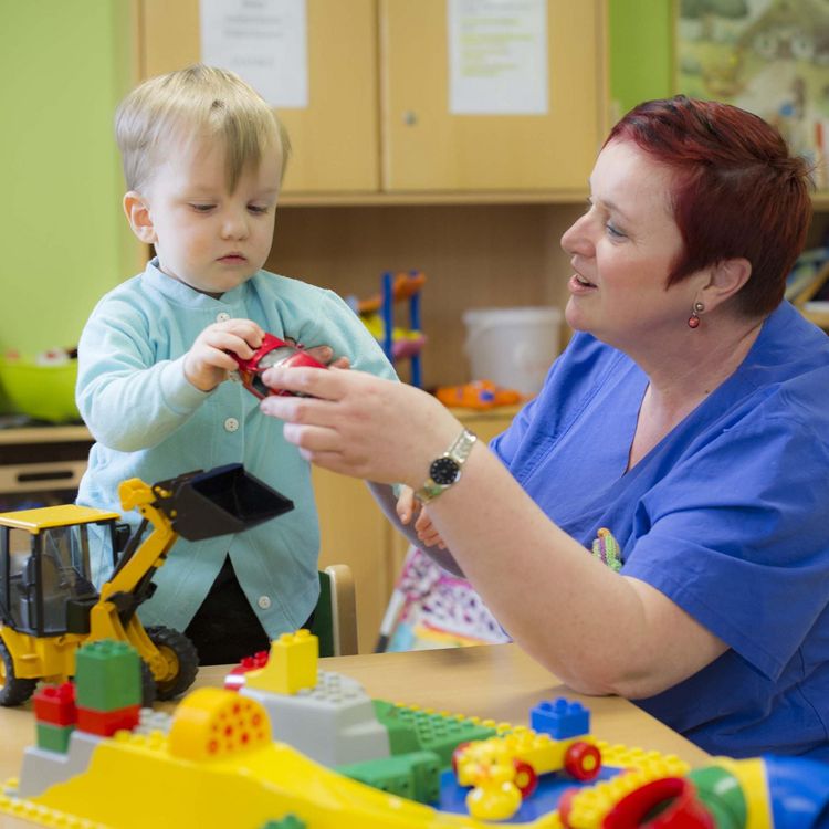 Pflegefachkraft im Klinikum Saarbrücken spielt mit Kind