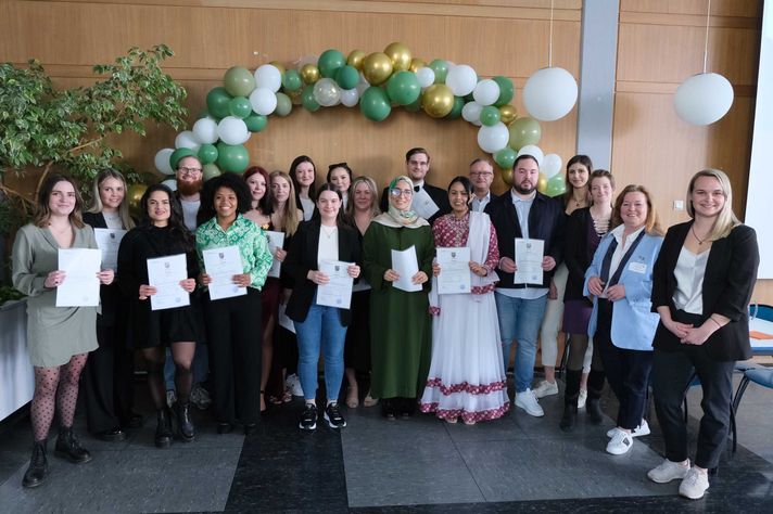 Gruppenfoto der frisch ausgebildeten Gesundheits- und Krankenpflegerinnen und -pfleger