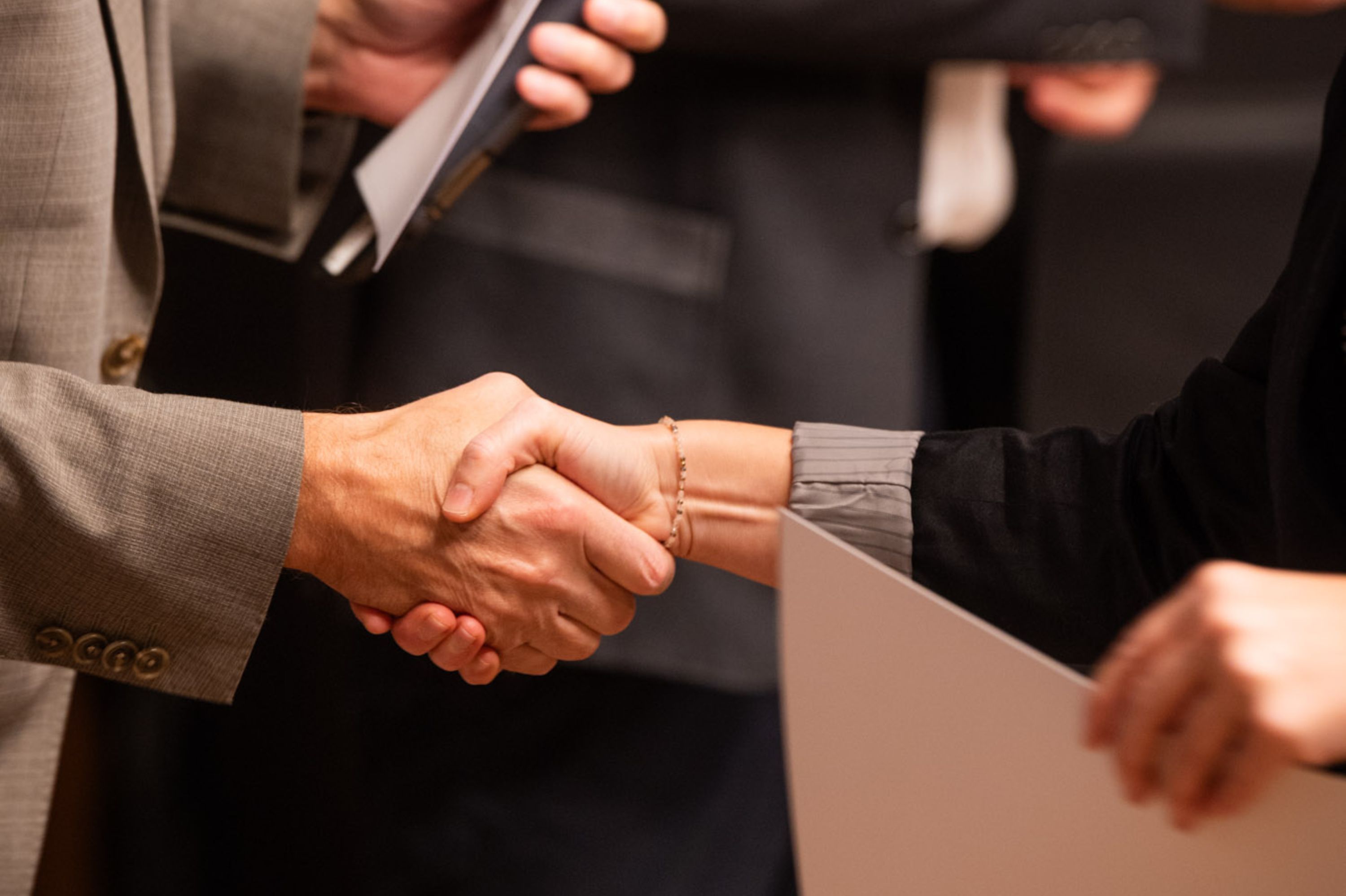 Glückwünsch per Handschlag.