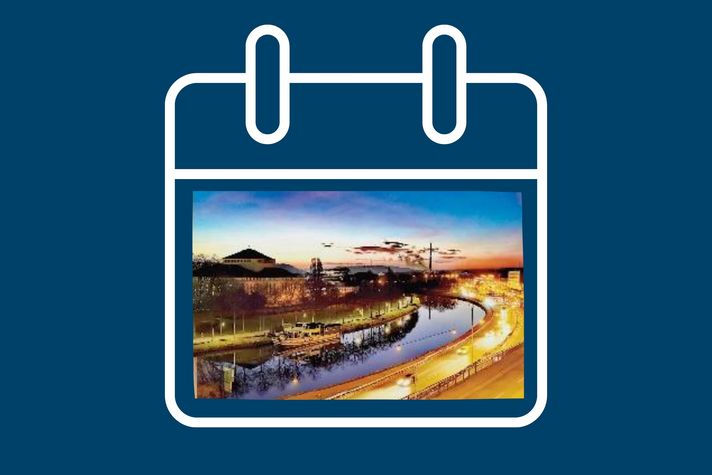 Kalender-Icon auf blauem Hintergrund mit einem Bild der Saarbrücker Innenstadt bei Nacht.