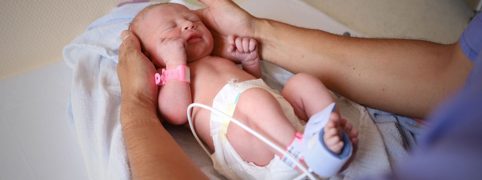 Baby wird von einem Arzt untersucht Kinderklinik_Untersuchung_Baby_Slider.jpg