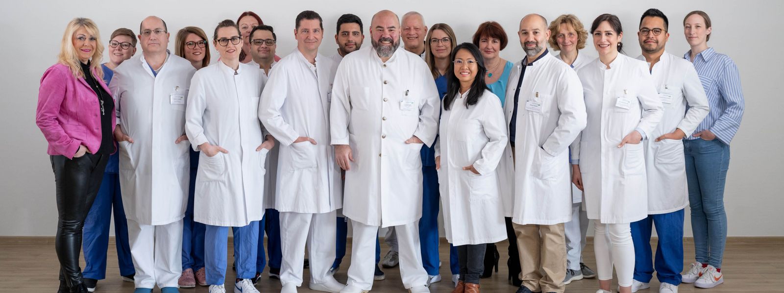 Ein Gruppenfoto der Klinik für Allgemeinchirurgie Slider_ACHI.jpg