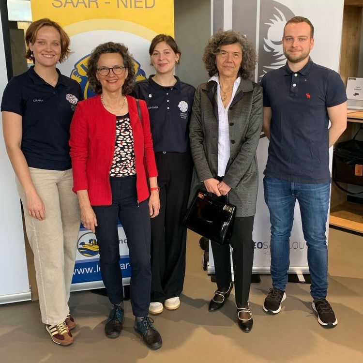 Gruppenaufnahme bei der Spendenübergabe: Schriftführerin Sigrid Reichert-Albrech (2.v.l.) und Eva Vogelgesang, zweite Vorsitzende (2.vr.), nahmen die Spende in Höhe von 5.000 Euro für den Förderverein Känguruh-Kinder e.V. entgegen. 