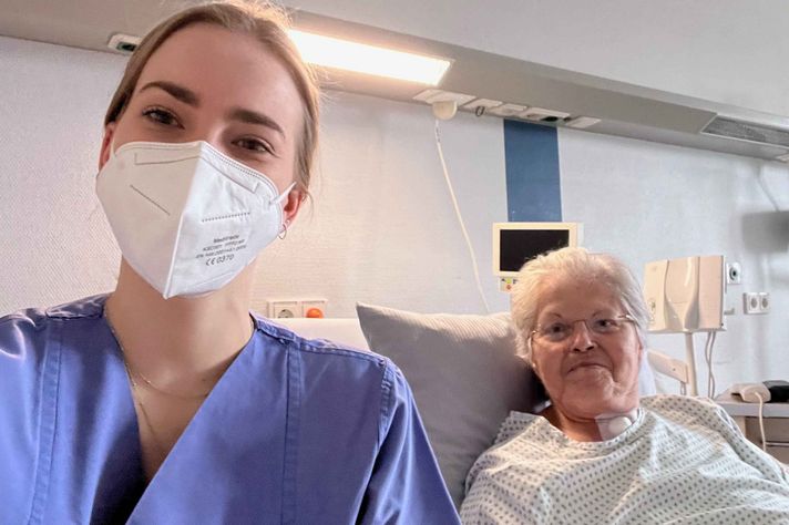 Gesundheits- und Krankenpflegerin mit genesener Corona-Patientin im Klinikum Saarbrücken auf dem Winterberg