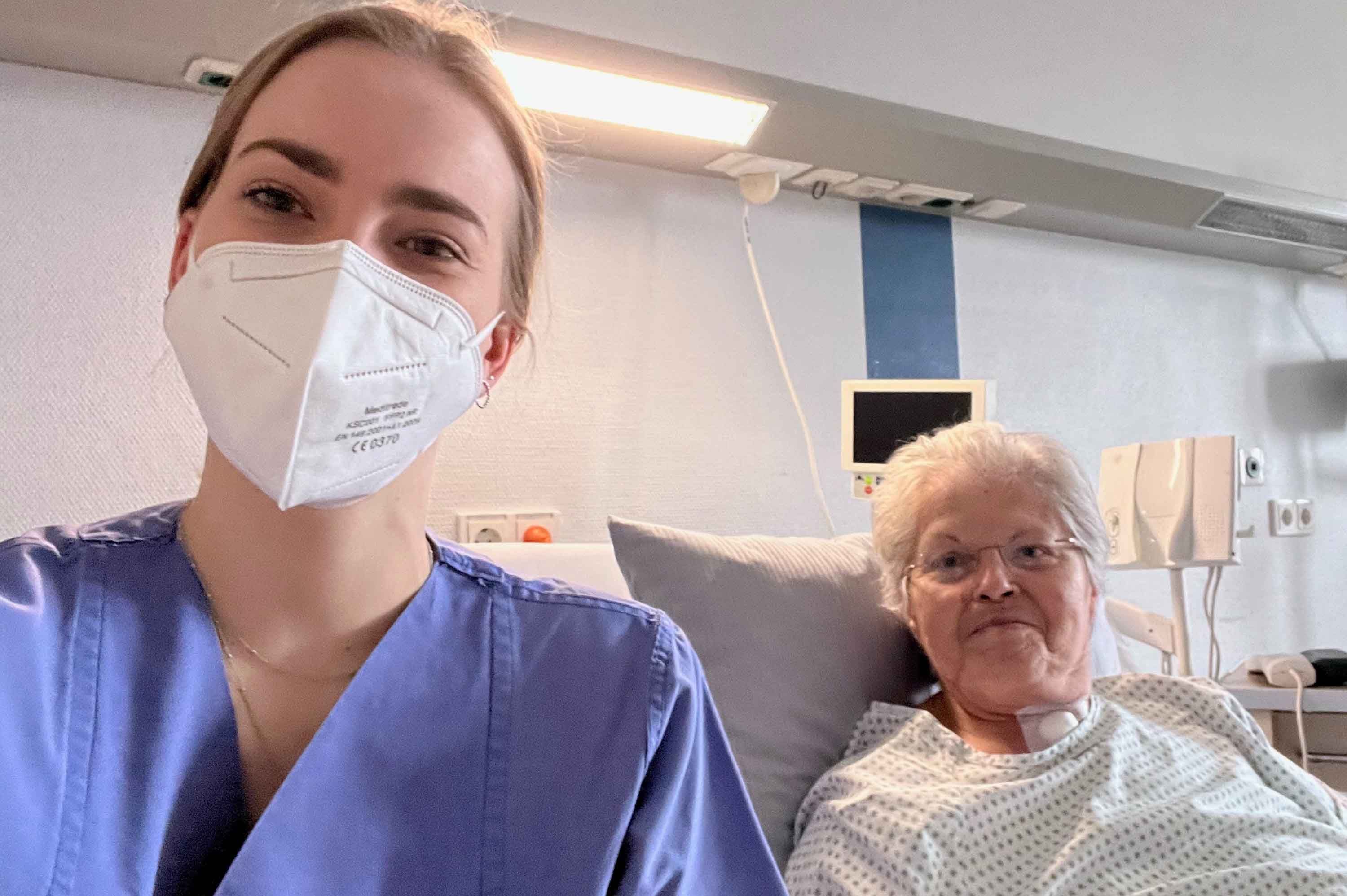 Nach mehreren Wochen im Corona-Beatmungszentrum wurde Lydia Pombo kurz vorm Jahreswechsel 2021-2022 auf die Normalstation verlegt. Gesundheits- und Krankenpflegerin Luise Schuh besuchte dort ihre ehemalige Patientin.