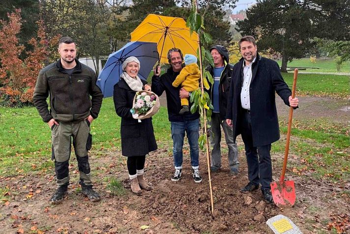 Oberbürgermeister Uwe Conradt hat gemeinsam mit den Eltern Nina und Kai Sonnhalter am Montag, 6. November, im Deutsch-Französischen Garten ein Kirschbäumchen für das erste Saarbrücker Neugeborene - geboren im Klinikum Saarbrücken - des Jahres 2023 gepflanzt. (Foto: LHS)