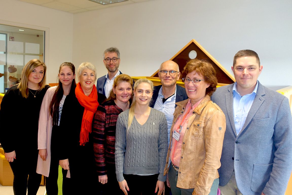 Gemeinsam anpacken für die Vereinbarkeit von Beruf und Familie (v.l.): Stefanie Trippel und Josephin Bauer (pädagogische Fachkräfte), Ute Knerr (Projektleiterin Servicestelle „Arbeiten und Leben im Saarland“, saar.is), Personaldirektor Thomas Hesse, Ute Born-Hort (Servicestelle Familie und Beruf), Alisha Dieudonné (pädagogische Fachkraft und qualifizierte Tagespflegeperson), Betriebsratsvorsitzender Martin Heckmann und Betriebsrätin Heide Schneider sowie Michael Kemmer (Regionaler Geschäftsleiter Süd, Impuls Soziales Management) 