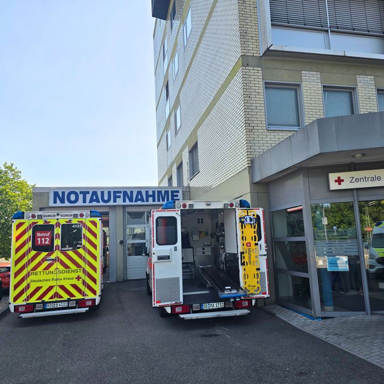 Eingang der Zentralen Notaufnahme mit zwei Krankenwägen