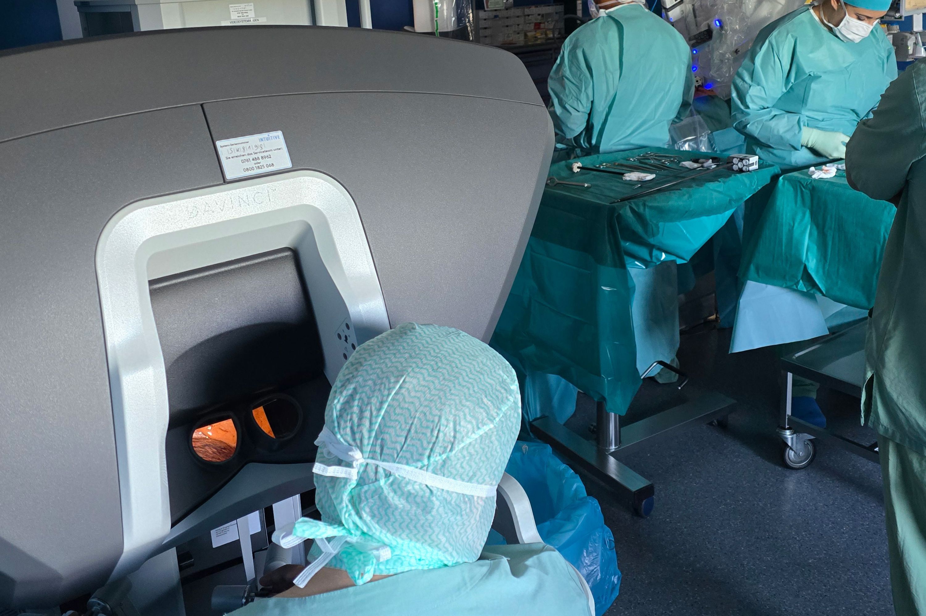 Das Bild zeigt eine Thorax-Operation mit dem DaVinci-Roboter.