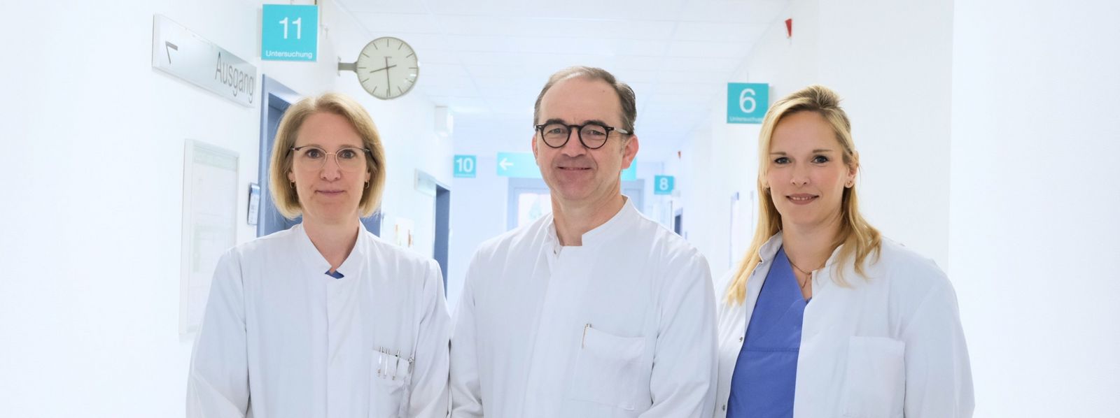 Unsere Spezialisten für Handchirurgie im Klinikum Saarbrücken, v.l. Dr. Katrin Schall, Chefarzt Prof. Dr. Christof Meyer und Saskia Barnick Header_Teamfoto_Handchirurgen.jpg
