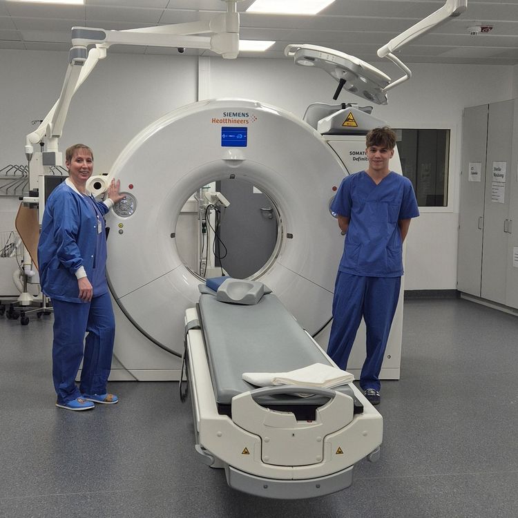 Esther Uhl, MT-R, und Praktikant Nils Niederländer vor dem CT im Schockraum der Zentralen Notaufnahme im Klinikum Saarbrücken. 