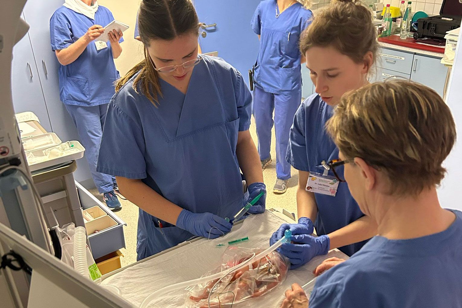 Das Neonatologie-Team trainiert an einer Simulationspuppe die Versorgung von frühgeborenen Kindern.