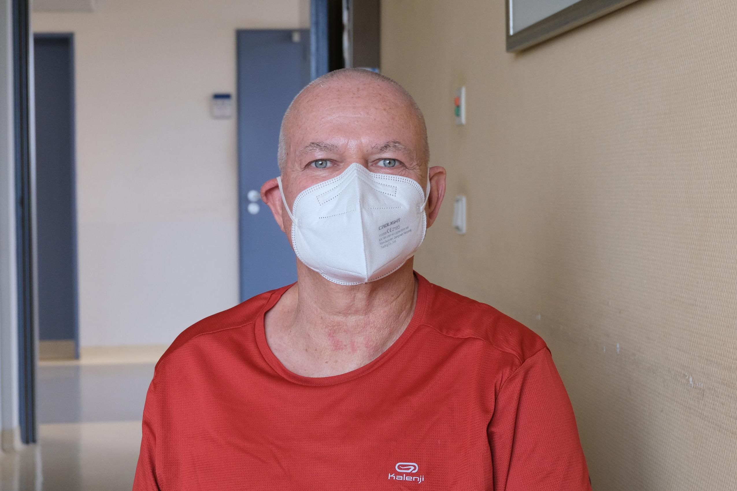 Portait von Patient Peter Scheidweiler im Patientenzimmer des Klinikums Saarbrücken