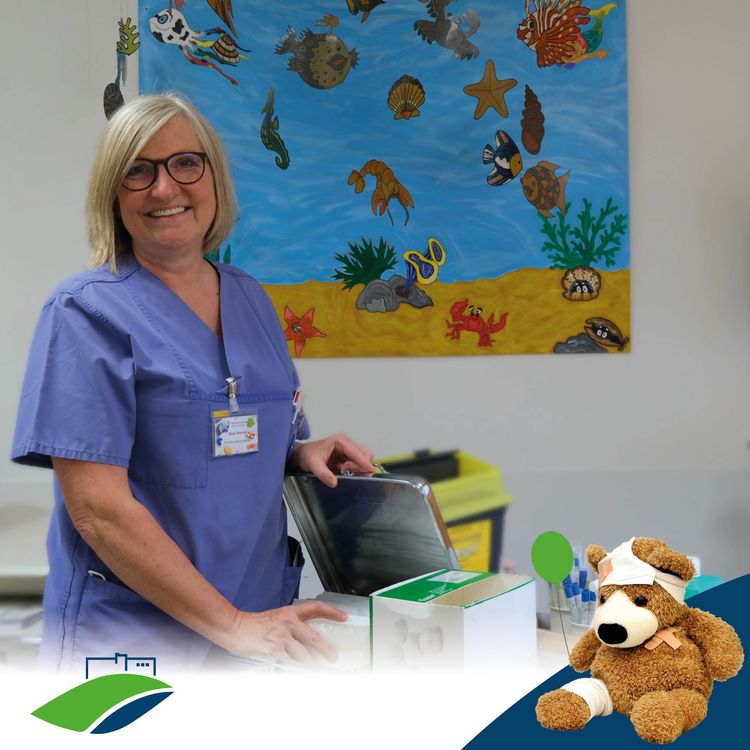 Serie #TeamKiKli: C1 – Pflege, die verbindet; Doris Dressler am Verbandswagen