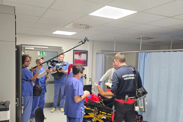 Das Kamerateam begleitet die Aufnahme eines Patienten in der Notaufnahme. 