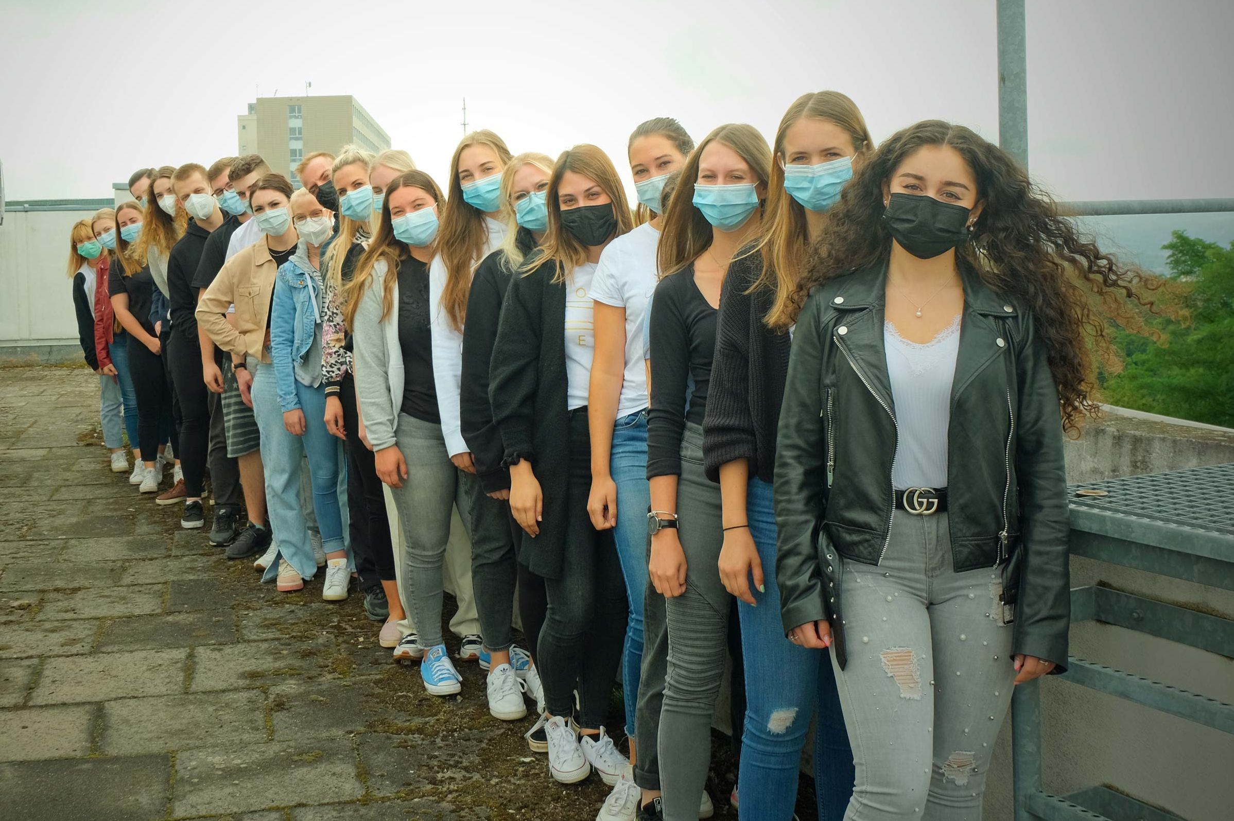 Gruppenbild in der Aussenaufnahme: Zukünftige Operationstechnische/r Assistent/in (OTA) im Klinikum Saarbrücken 