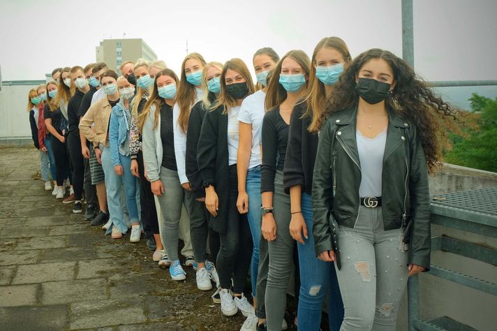 Gruppenbild in der Aussenaufnahme: Zukünftige Operationstechnische/r Assistent/in (OTA) im Klinikum Saarbrücken 