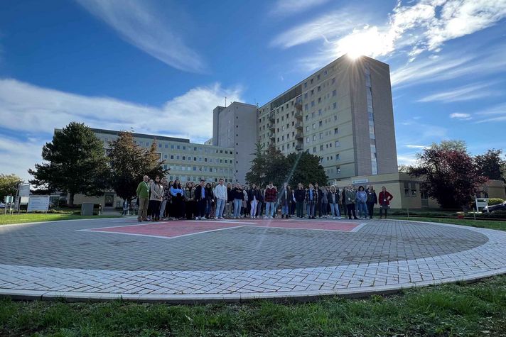 Gruppenfoto der neuen Auszubildenden auf dem Hubschrauberlandeplatz