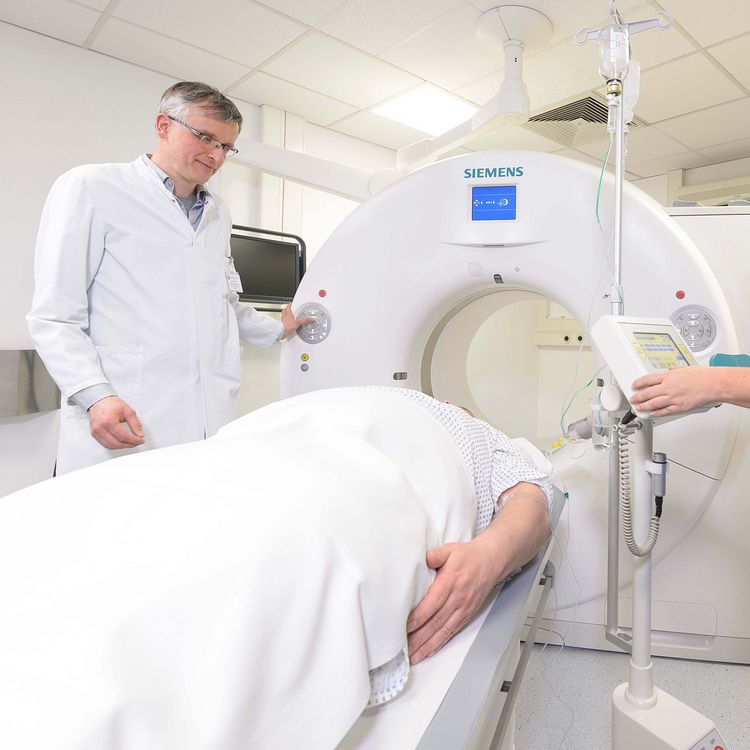 Institutsleiter Prof. Dr. Elmar Sprüntrup mit einem Patienten am CT