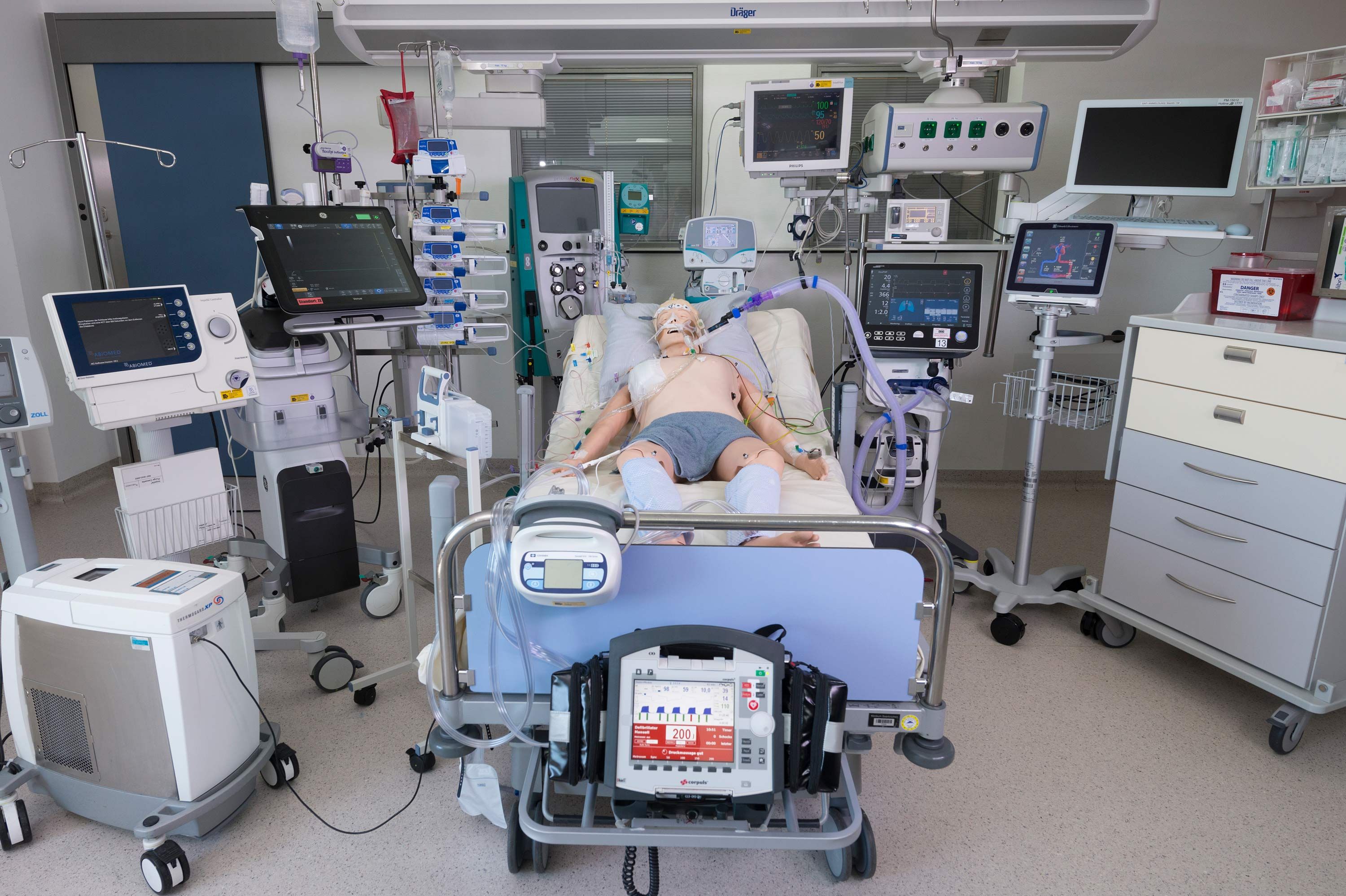 Ein gestellter Intensivpflegeplatz auf einer Intensivstation im Klinikum Saarbrücken