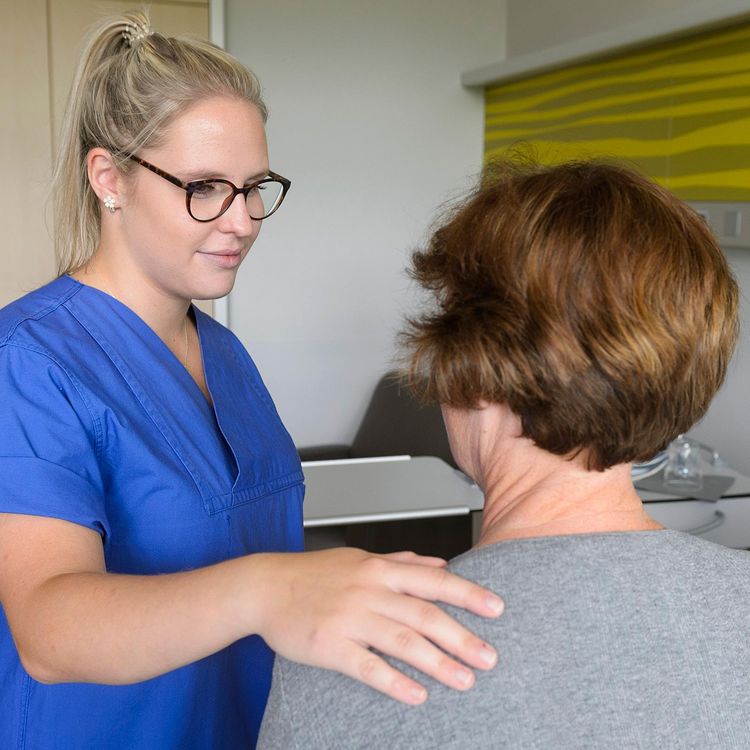 Pflegefachkraft mit Patientin im Klinikum Saarbrücken