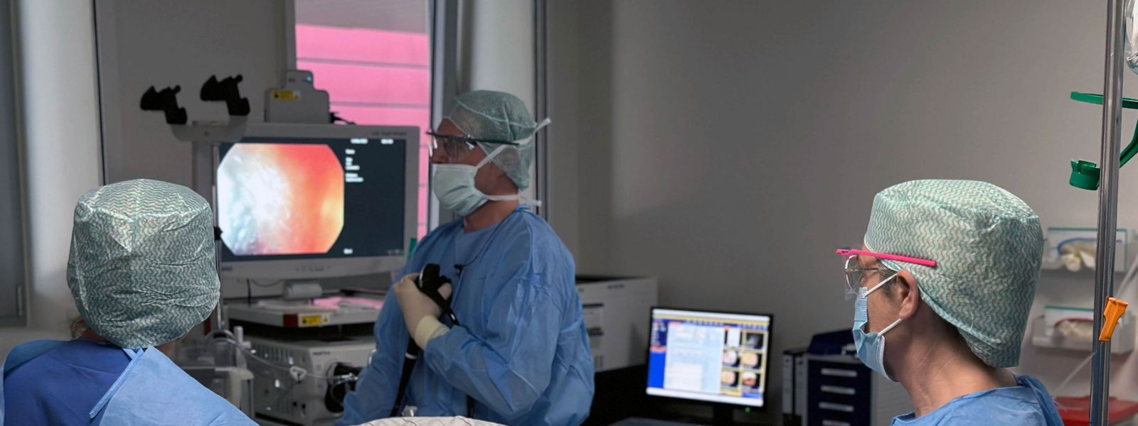 Team der Endoskopie während der Untersuchung in Schutzkleidung  Gastro_Slider_1.jpg