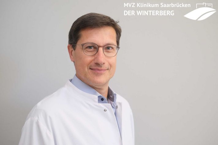 Portraitfoto Dr. Roland Heyny-von Haußen und Logo MVZ Klinikum Saarbrücken - Der Winterberg