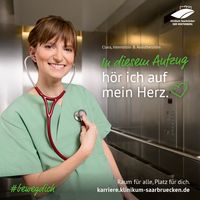 Clara Braun steht in einem Aufzug und hört ihr Herz ab. Über ihr steht: In diesem Aufzug hör ich auf mein Herz