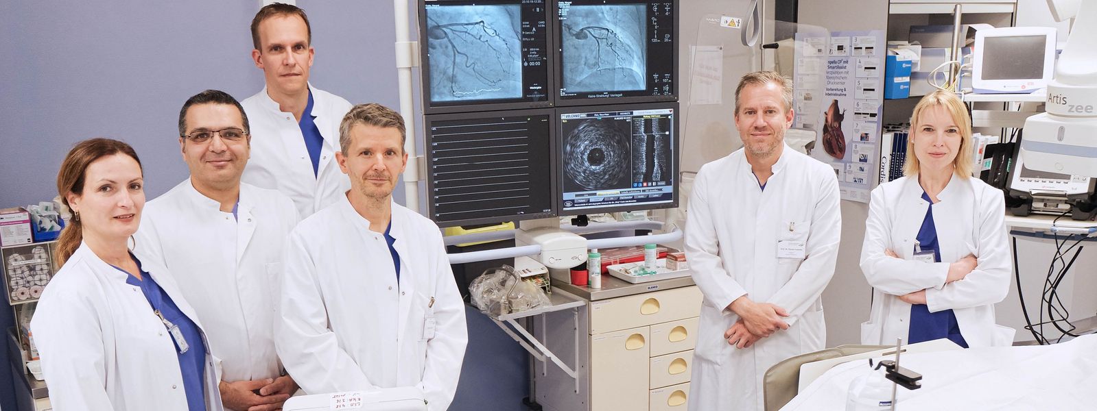 Team der IM2 Herz-, Lungen- und Gefäßkrankheiten im Herzkatheterlabor im Klinikum Saarbrücken. IM2_Team_Aerzte_Slider.jpg