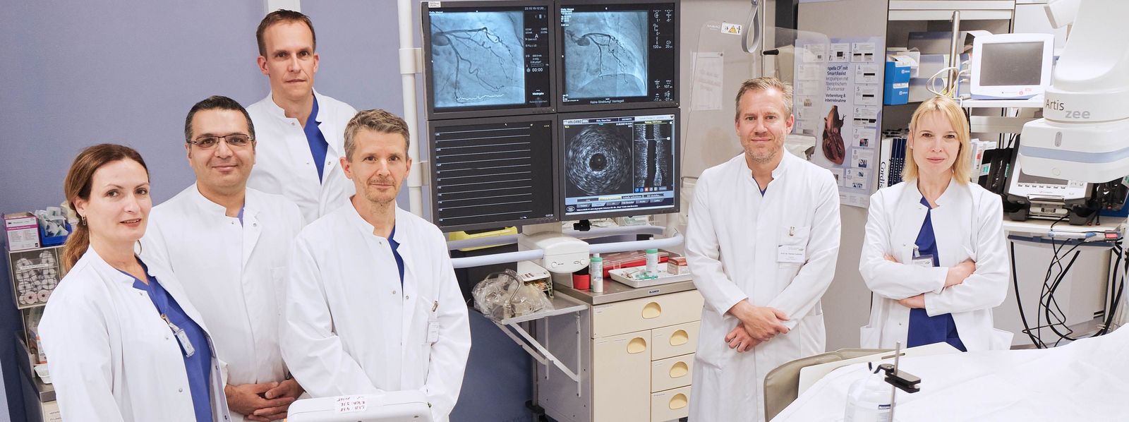 Team der IM2 Herz-, Lungen- und Gefäßkrankheiten im Herzkatheterlabor im Klinikum Saarbrücken. IM2_Team_Aerzte_Slider.jpg