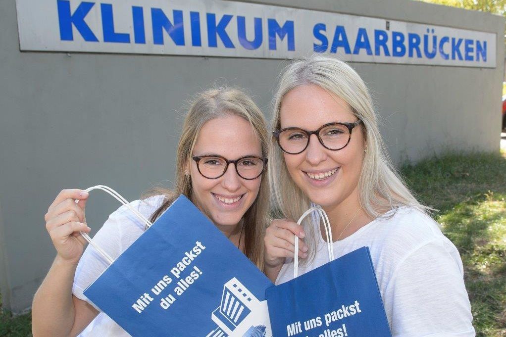 "Mit uns packst Du alles" - wissen auch die früheren Azubis Annabell und Janina, die inzwischen fest im Team Winterberg arbeiten.