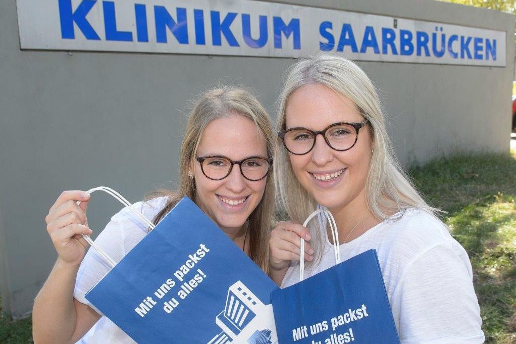 "Mit uns packst Du alles" - wissen auch die früheren Azubis Annabell und Janina, die inzwischen fest im Team Winterberg arbeiten.