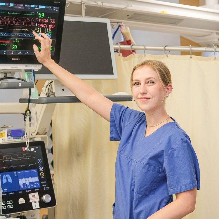 Auszubildende Hanna auf der Intensivstation vor einem Monitor