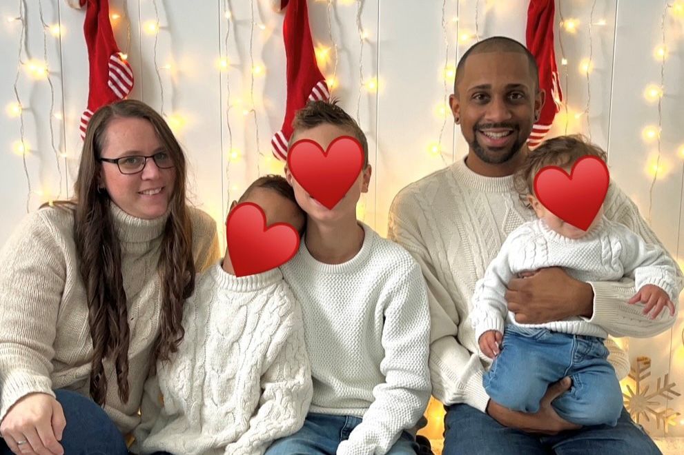 Familienbild der Familie Schmidt mit den Kindern Jaxon, Lennox und Lio (von links nach rechts). 