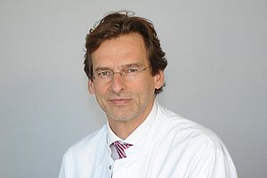 Portrait: Chefarzt der Klinik für Gastroenterologie Prof. Dr. Daniel Grandt im Klinikum Saarbrüccken