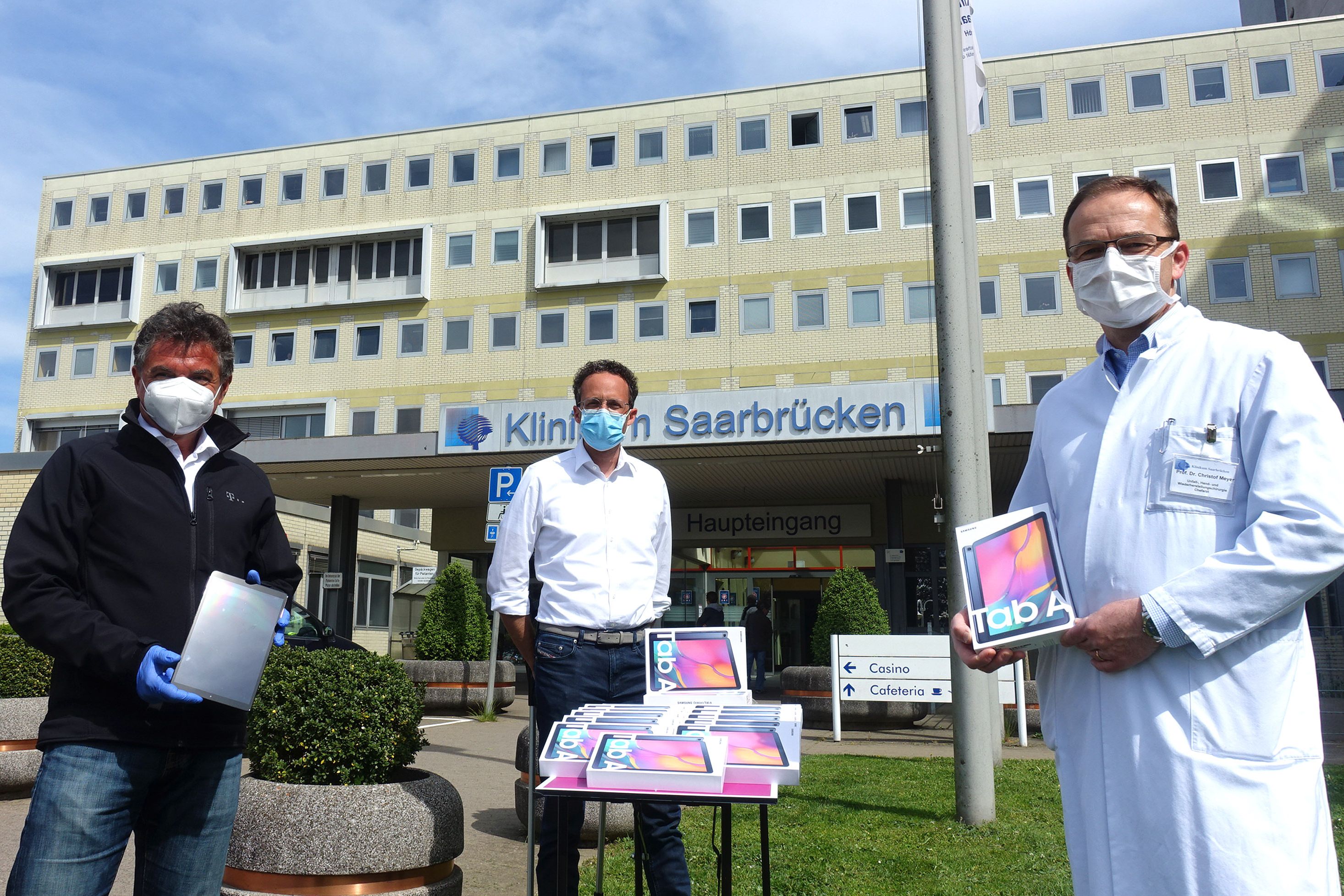 Dr. Ferri Abolhassan, Service-Chef der Telekom Deutschland, hat heute 20 neue Tablets mit Datenkarten an Dr. Christian Braun, Geschäftsführer und Ärztlicher Direktor des Klinikums Saarbrücken, sowie an Prof. Dr. Christof Meyer, Chefarzt der Unfallchirurgie, übergeben.