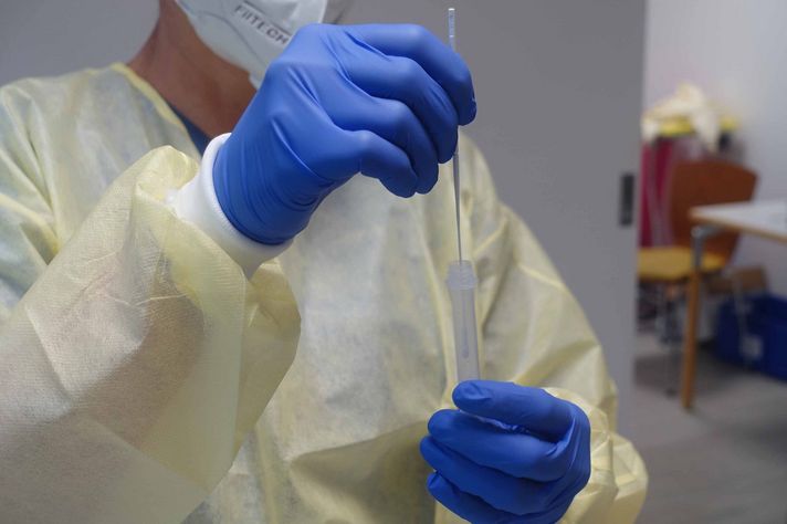 Corona-Schnelltest: Mitarbeiterin im Klinikum Saarbrücken verarbeitet Abstrich