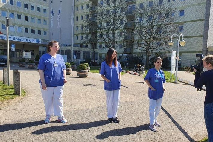 Pflegefachkräfte vor dem Klinikum Saarbrücken beim Fotoshooting