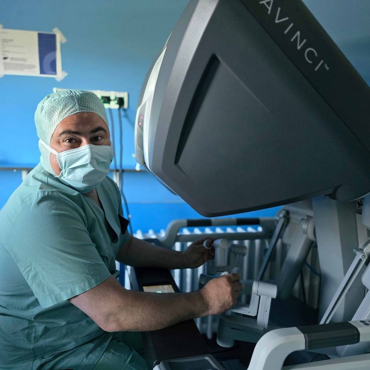 Thoraxchirurgie-Sektionsleiter Gamrekeli an der DaVinci-Konsole