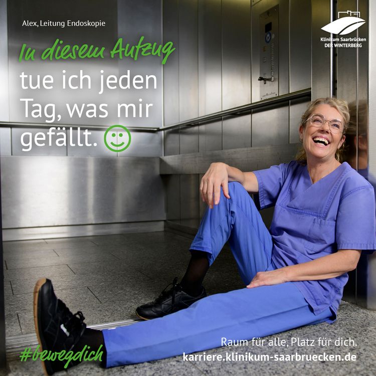 Die Pflegerin Alex sitzt auf dem Boden in einem Aufzug. Über ihr steht der Schriftzug: In diesem Aufzug tue ich jeden Tag, was mir gefällt