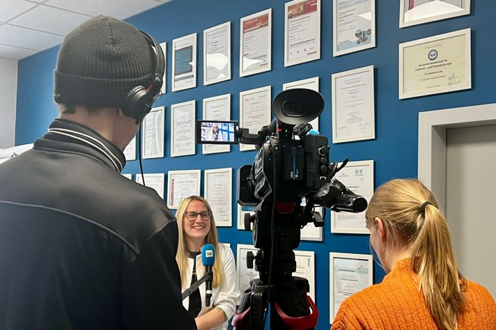 Das Dreh-Team des SR mit Dr. Jacobi, Leiterin des Adipositaszentrums.