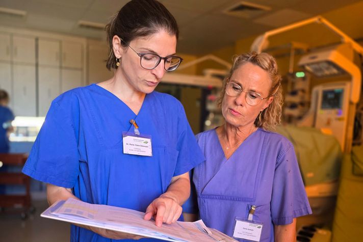 Chefärztin Dr. Marie-Claire Detemple und leitende Oberärztin Doris Anhalt blicken in eine Akte auf der Kinderintensivstation im Klinikum Saarbrücken