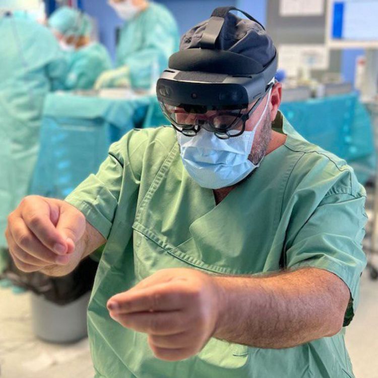 Chefarzt Dr. Dr. habil. Gregor A. Stavrou mit KI-Brille im Operationssaal im Klinikum Saarbrücken