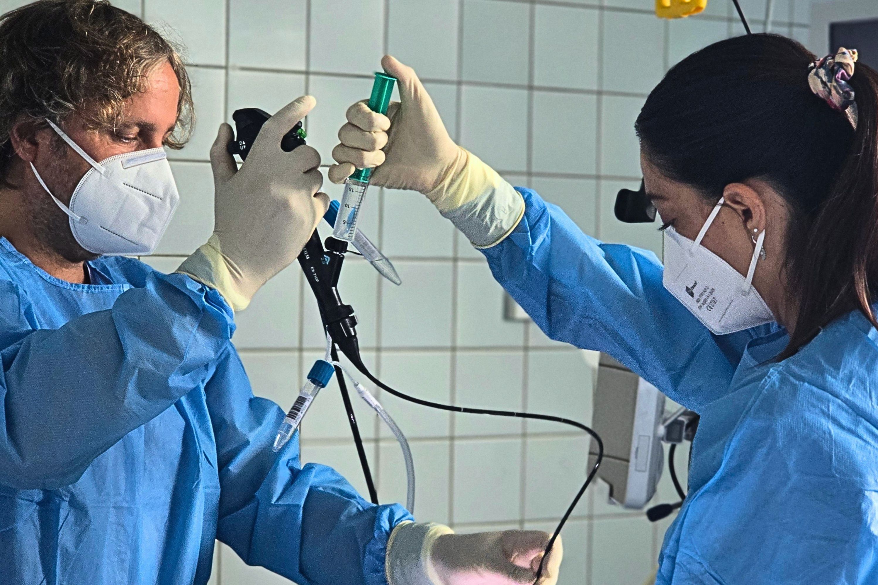 Ein Arzt und eine Pflegefachkraft bei einer Bronchoskopie